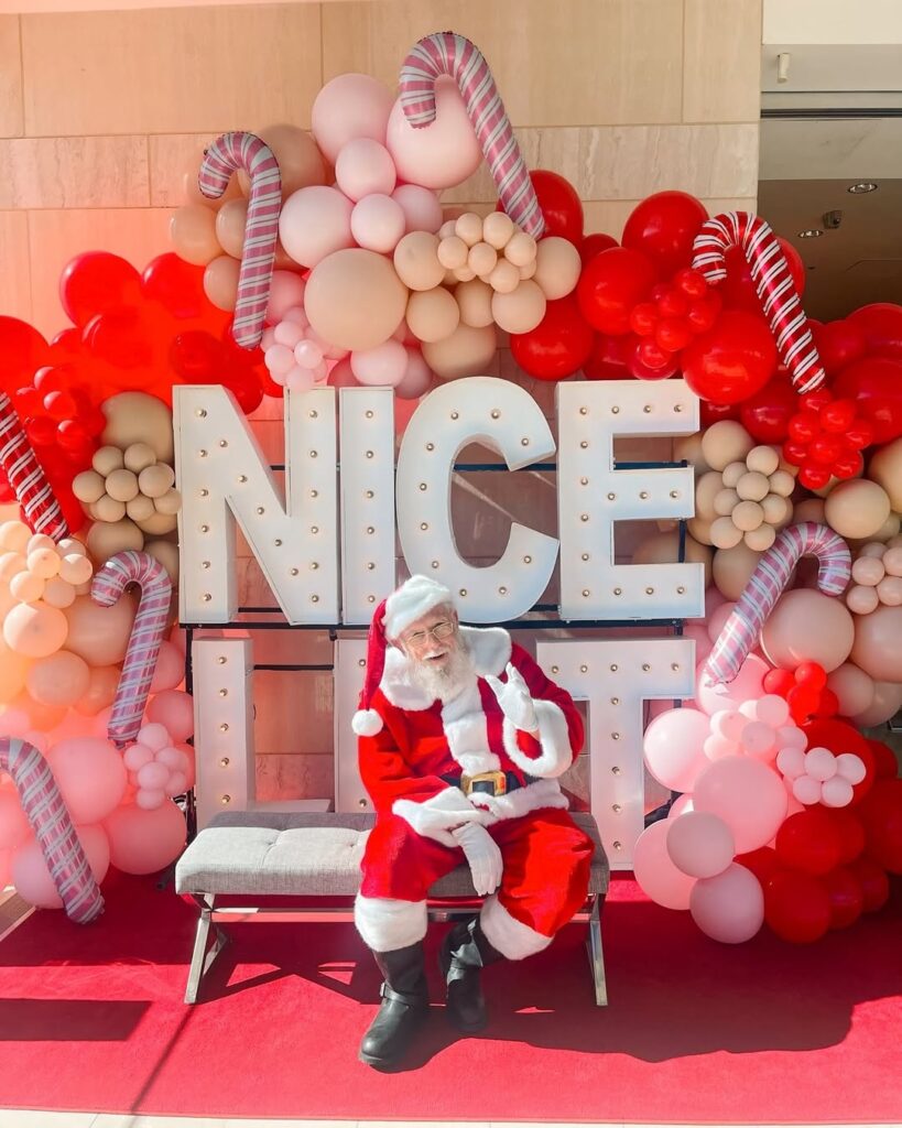 28 christmas backdrop balloons