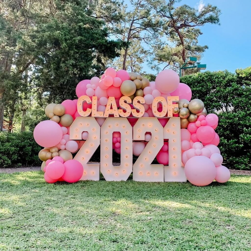 04 graduation backdrop ideas