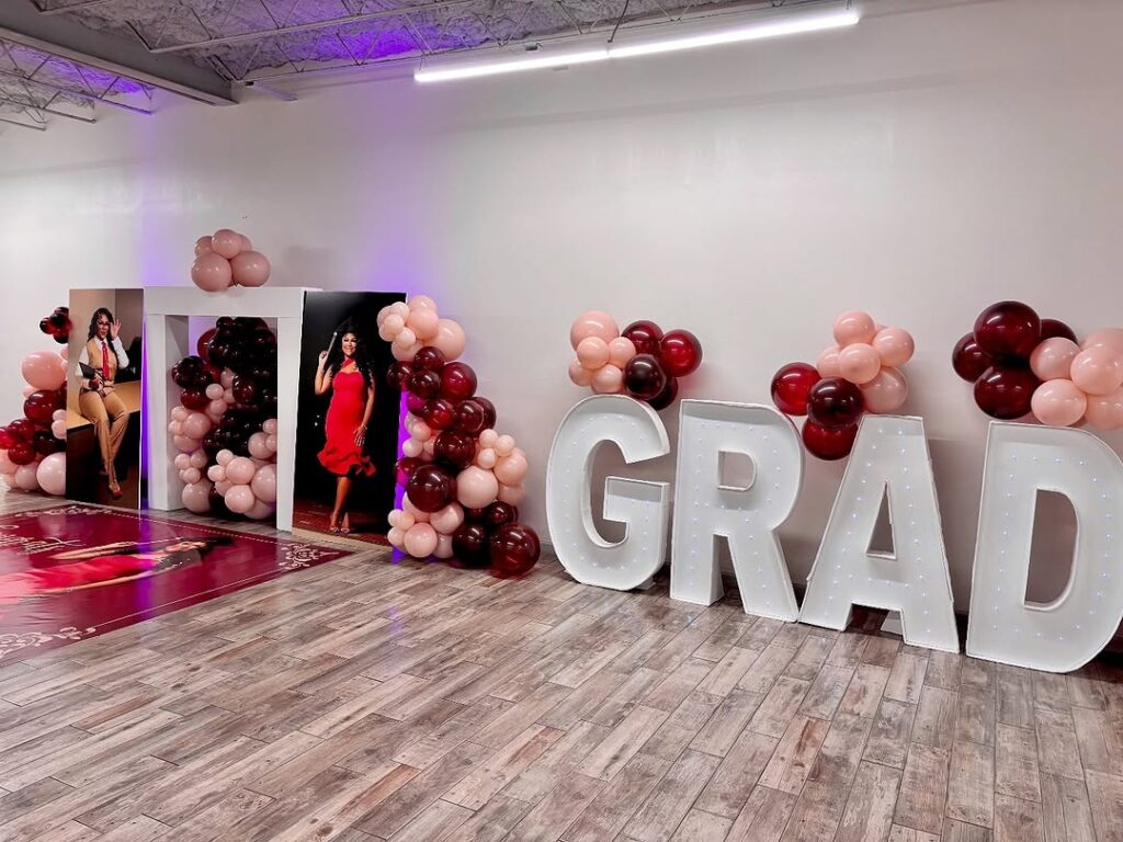 07 graduation backdrop ideas